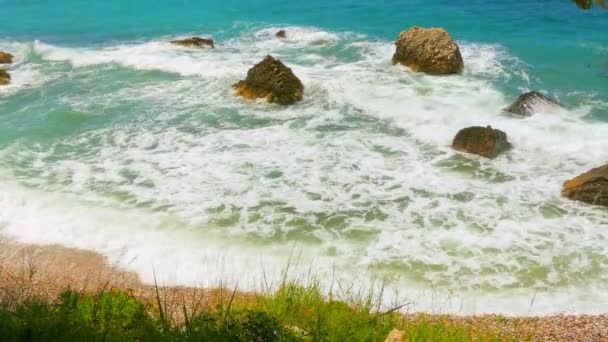 Mar en Montenegro, olas y nubes — Vídeo de stock