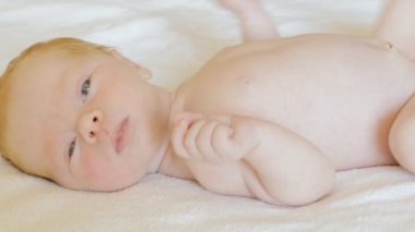   Yeni doğmuş bir bebek görünüyor ve emotes, 5 gün