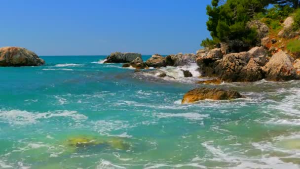 Orilla del mar en Montenegro, olas del mar — Vídeo de stock