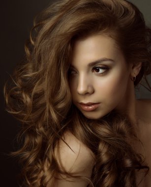 Uzun saçlı genç güzel esmer kız portresi