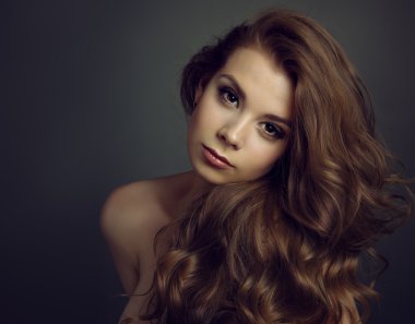 Uzun saçlı genç güzel esmer kız portresi