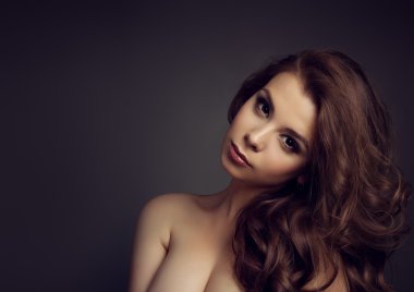 Uzun saçlı genç güzel esmer kız portresi