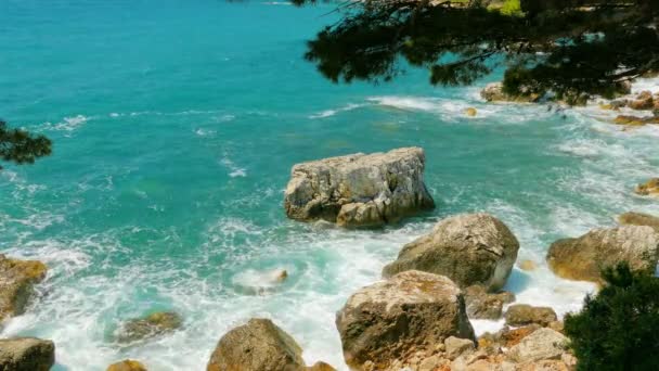 Côté mer au Monténégro, vagues de la mer — Video