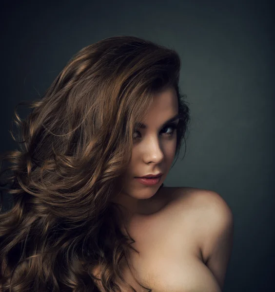 Portrét mladé dívky, krásná bruneta s dlouhými vlasy — Stock fotografie
