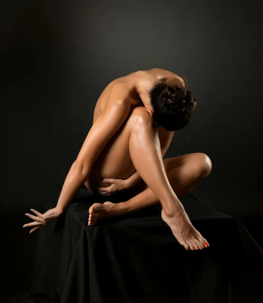 Genç kadın mükemmel esnek seksi vücudu. Sanat çıplak