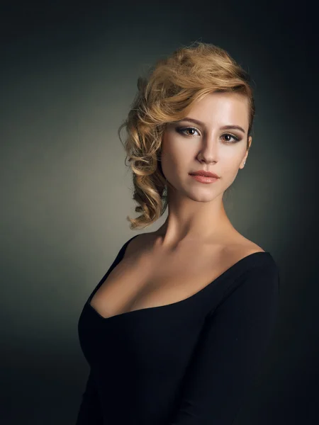 Porträt der schönen blonden Frau — Stockfoto
