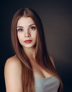 Uzun saçlı genç güzel esmer kız portresi