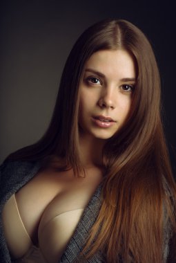 Uzun saçlı genç güzel esmer kız portresi
