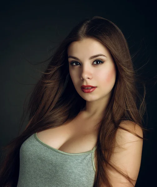 Retrato de una joven morena hermosa con el pelo largo —  Fotos de Stock