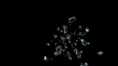 Düşen su damlaları, yağmur, siyah zemin üzerinde sıvı. Uzayda yansıma ve kırılma ile sıvının canlandırılması.