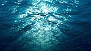 Suyun altından deniz yüzeyine ve okyanus suyunun altından geçen güneş ışınlarına bakın.