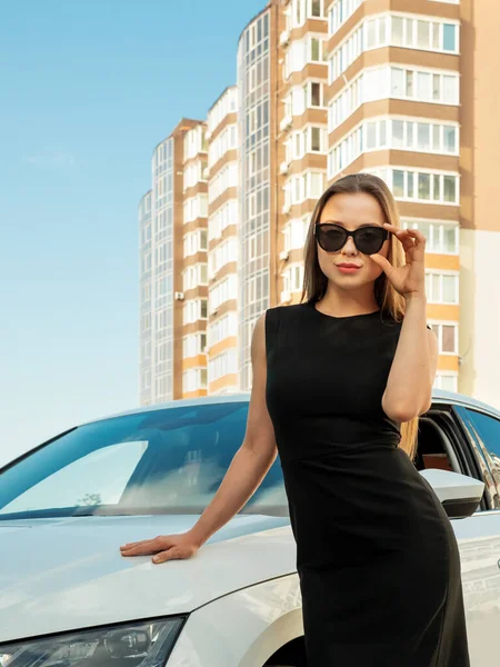 Σύγχρονη Όμορφη Γυναίκα Επιχειρηματίας Στέκεται Κοντά Στο Αυτοκίνητό Της — Φωτογραφία Αρχείου