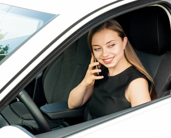 Moderne Mooie Vrouw Zakenvrouw Praten Telefoon Haar Auto Stockfoto