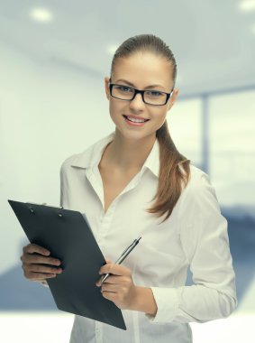 Genç kadın Sekreter ofiste iş başında