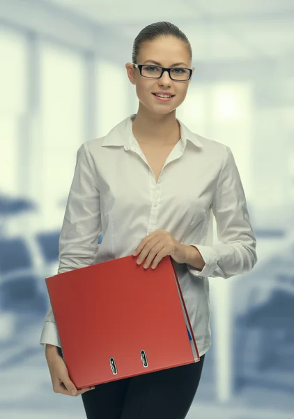 Молодая женщина секретарь на работе в офисе — стоковое фото