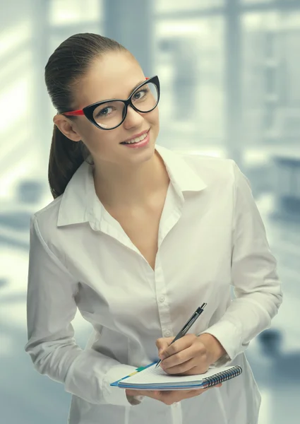 Молодая женщина секретарь на работе в офисе — стоковое фото