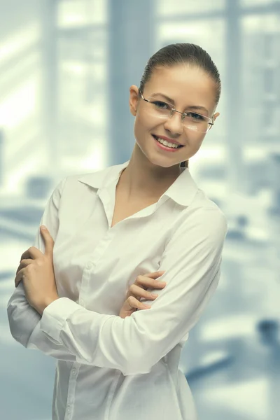 Ung kvinna sekreterare på jobbet på kontoret — Stockfoto