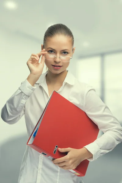 Jeune femme secrétaire au travail au bureau — Photo