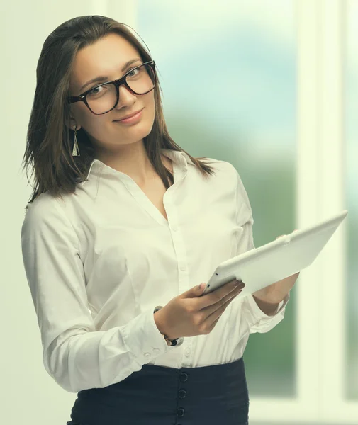 Jeune femme secrétaire au travail au bureau — Photo