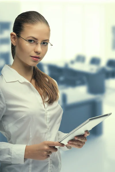 Junge Sekretärin bei der Arbeit im Büro — Stockfoto