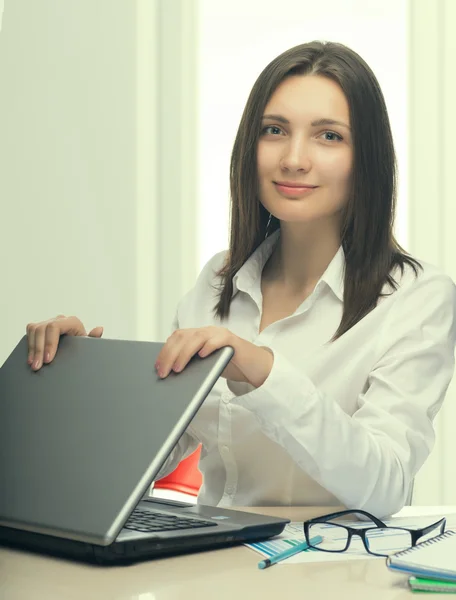 Young woman secretary at work at the office — Stock Photo, Image