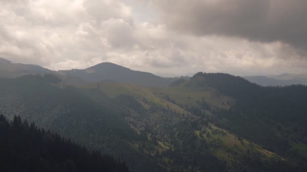 Movimento de nuvens nas montanhas — Vídeo de Stock