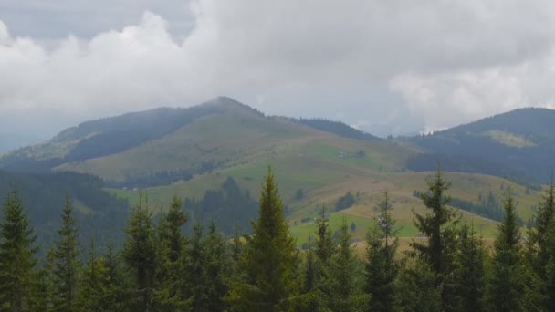 Mouvement des nuages dans les montagnes 