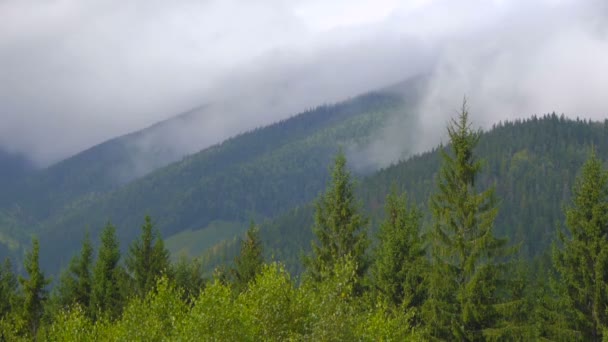 Movimento de nuvens nas montanhas — Vídeo de Stock