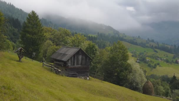 Movimiento de nubes en las montañas — Vídeos de Stock