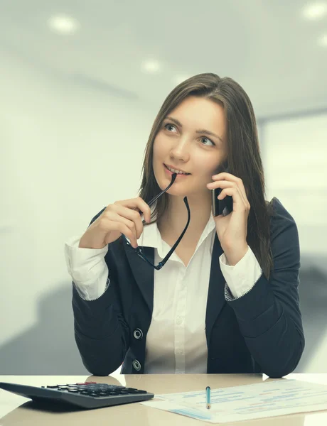 Sekretärin spricht im Büro per Smartphone — Stockfoto