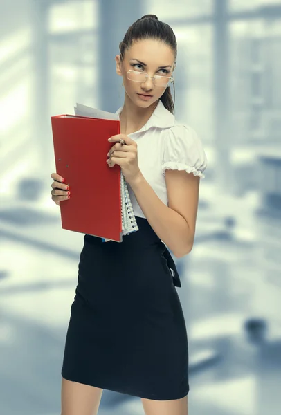 Secretaria joven en el trabajo en la oficina Imagen De Stock