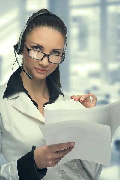 Femme d'affaires parlant au téléphone, opérateur — Photo