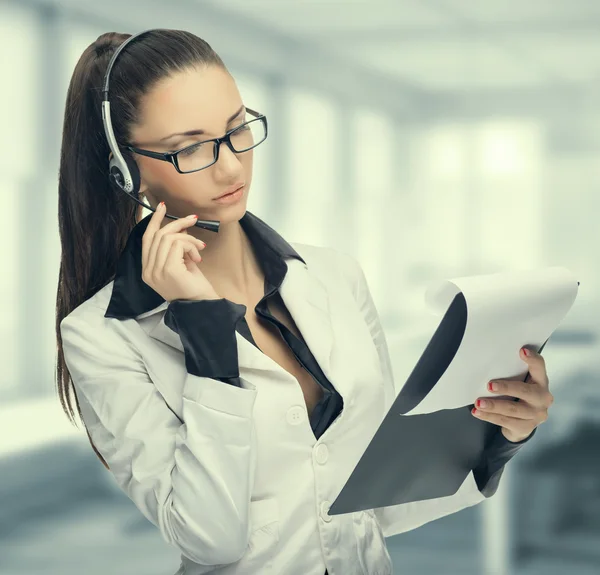 Femme d'affaires parlant au téléphone, opérateur — Photo