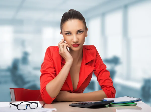 Jeune femme secrétaire au travail au bureau — Photo