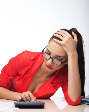 Genç kadın Sekreter ofiste iş başında