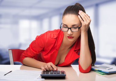 Genç kadın Sekreter ofiste iş başında