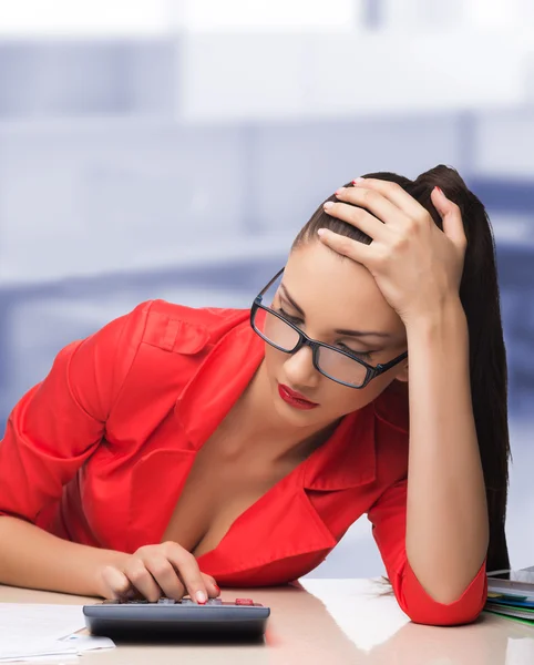 Jonge vrouw secretaris op het werk op kantoor Rechtenvrije Stockfoto's