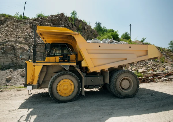 Zware gebouw bulldozer steengroeve, auto — Stockfoto