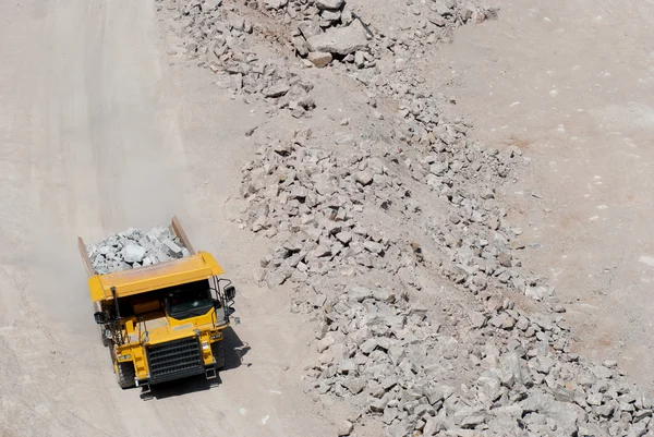 Tung byggnad bulldozer stenbrottet, bil — Stockfoto