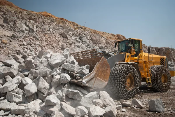 Tung byggnad bulldozer stenbrottet, bil — Stockfoto