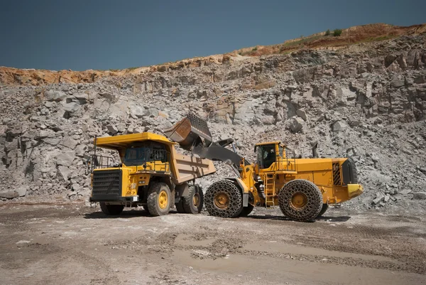 Zware gebouw bulldozer steengroeve, auto — Stockfoto