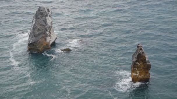 Piedras que sobresalen del mar — Vídeos de Stock