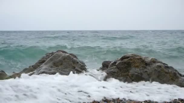 Spiaggia di mare in tempesta — Video Stock