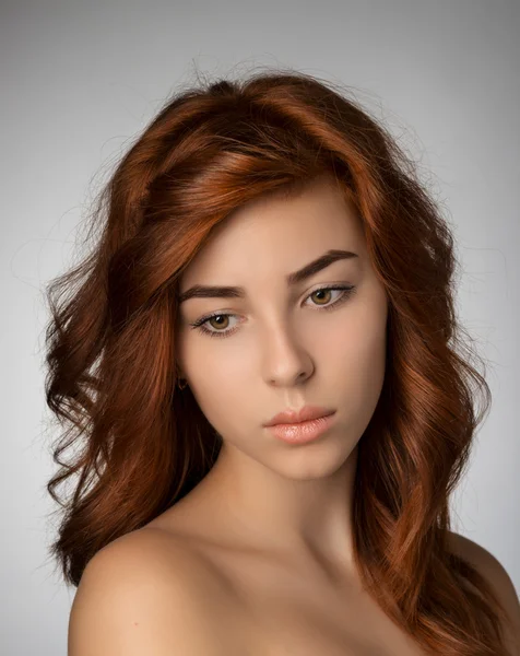 Retrato de una chica con el pelo largo — Foto de Stock