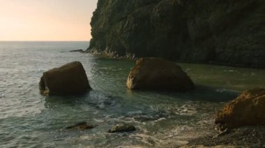 Dalgalı deniz plaj, kayalık deniz kıyısı