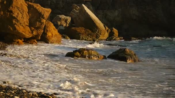 Wavy sea beach, rocky seashore — Stock Video