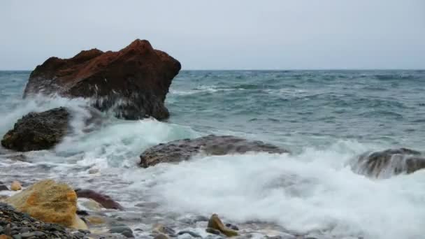 Волнистый морской пляж, скальный берег — стоковое видео