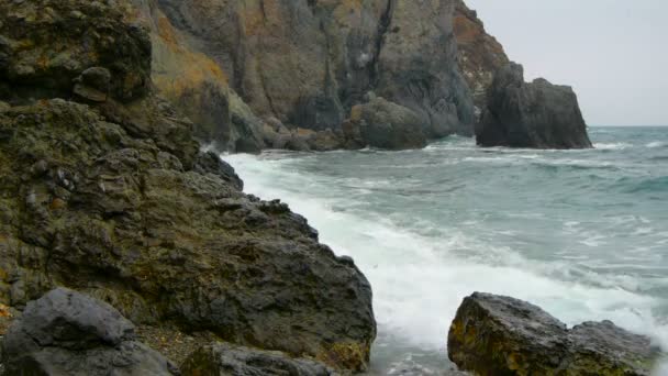 Hullámzó tenger partjától, sziklás tengerpart — Stock videók