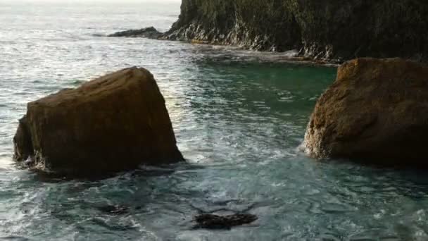 Dalgalı deniz plaj, kayalık deniz kıyısı — Stok video