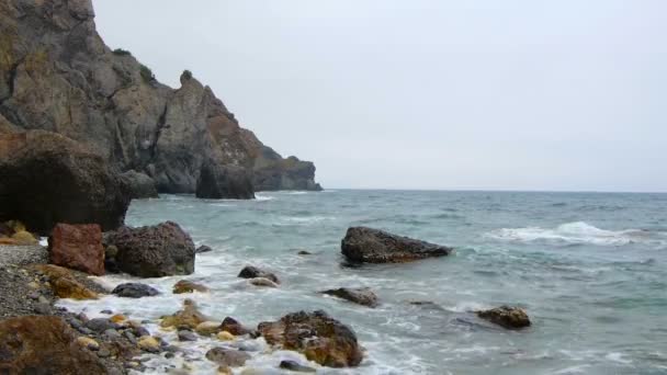 Praia ondulada do mar, costa rochosa — Vídeo de Stock